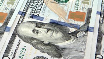 El dólar "solidario" supera al blue, que alcanzó los $80 en el debut de la ley de emergencia