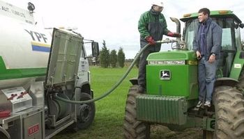 Aumentaron los combustibles: YPF fue la primera en fijar una suba del 2,9 %
