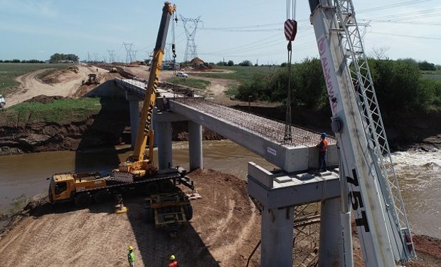 Obra del puente sobre el río Carcarañá. 