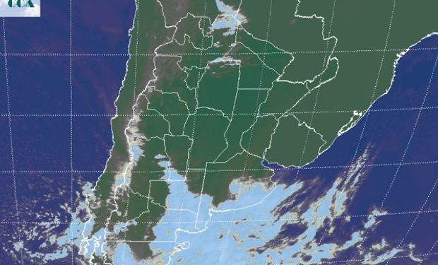 La foto satelital presenta abundante nubosidad en el sur de LP y el sur sudeste de BA.