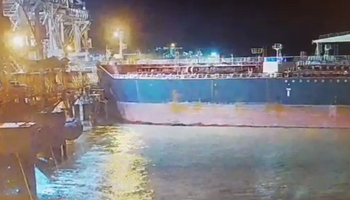 Fuerte choque de un buque contra el muelle de un puerto de San Lorenzo