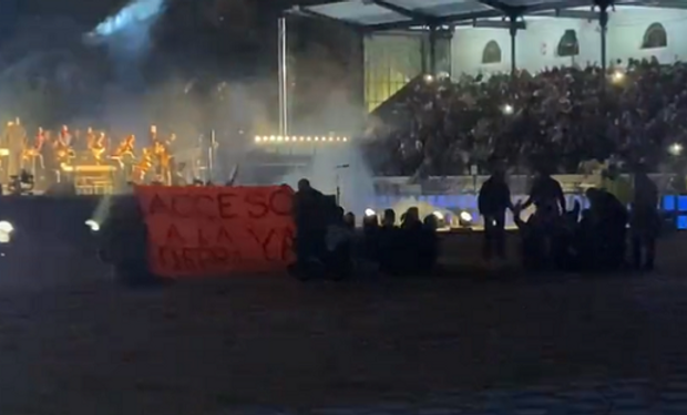 Protesta en La Rural: quiénes son y qué piden los activistas que ingresaron a la pista central