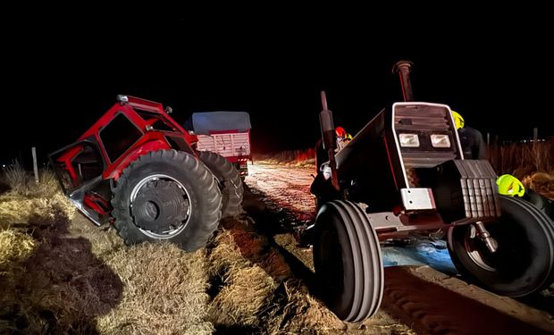 Choque entre un camión y un tractor que se partió en dos