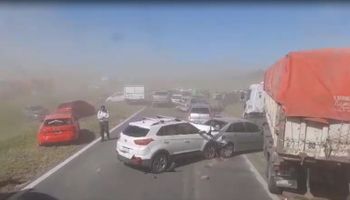 Impresionante accidente múltiple en la autopista Rosario-Córdoba: más de 40 autos involucrados