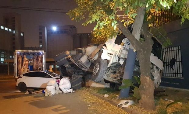 Quedó grabado: descargaba carne tras un accidente y un auto lo atropelló