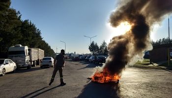 Continúa el paro en los puertos, mientras que el Gobierno llamó a una reunión para solucionar el conflicto