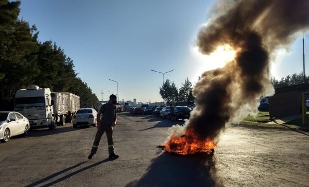 Continúa el paro en los puertos, mientras que el Gobierno llamó a una reunión para solucionar el conflicto