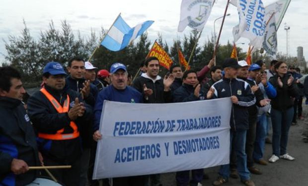 Aceiteros bloqueó el ingreso a terminales portuarias.