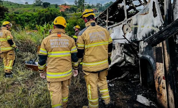 Motorista da carreta, suspeito de negligência no transporte da carga, está foragido em Minas.