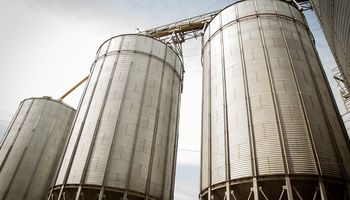 ¿Falta espacio para guardar granos? El tema que se habla en el mercado y lo que impacta en los precios de soja, trigo y maíz
