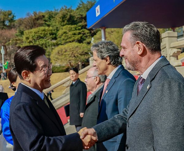 Autoridades de Brasil e Coreia do Sul durante assinatura de acordos comerciais em Seul