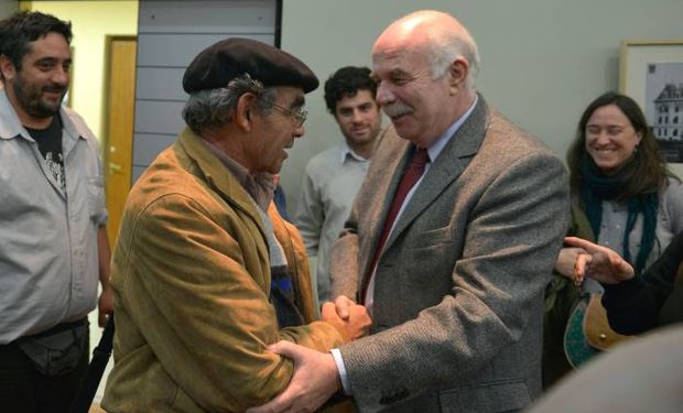 Casamiquela al saludar a uno de los productores presentes en la mesa de trabajo.