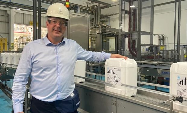 Romeu Stanguerlin, CEO da ADAMA, na linha de produção de Armero.