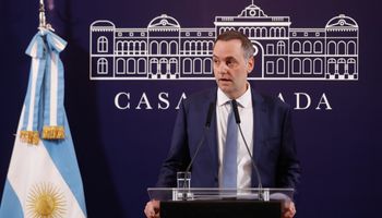Caputo anunciará un “paquete de urgencia” por la tarde y evitaron dar precisiones sobre el cierre del registro de exportaciones