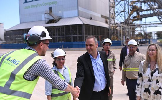El jefe de Gabinete estuvo junto a Karina Milei en la inauguración de una nueva línea de molienda de LDC; destacaron el rol de los productores e industriales: "Son una parte esencial del futuro del país”