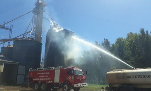 Se incendió una secadora de granos y los bomberos trabajaron 8 horas para sofocar las llamas