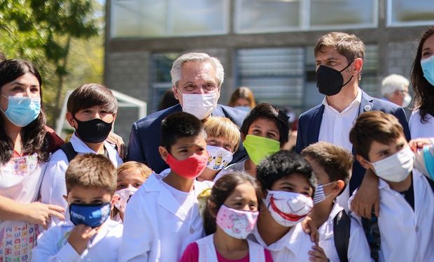 Fernández visitó una escuela primaria donde llevan adelante actividades agrícolas en una huerta 