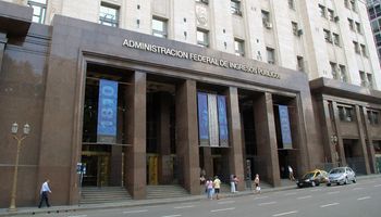 AFIP traba aún más el acceso a divisas para pagar servicios en el exterior