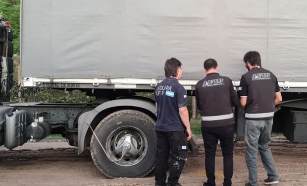 Decomisan a ocho camiones con burlanda de maíz con destino a España por exportación fraudulenta