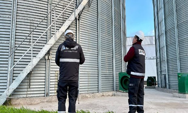 La AFIP denunció a tres monotributistas que compraron dos cosechadoras y una pulverizadora: "Es absolutamente inaccesible para los ingresos declarados"