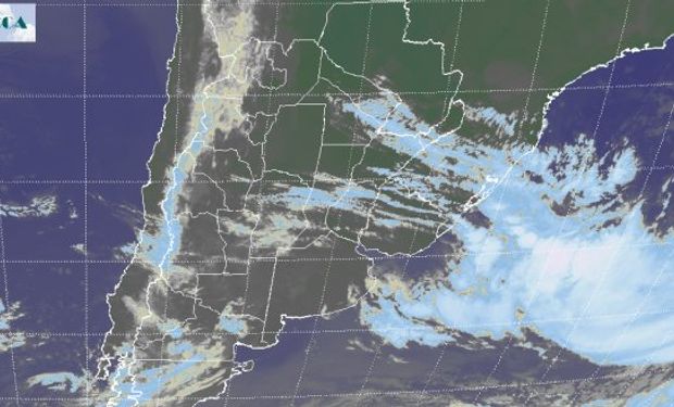 En el recorte de la Imagen Satelital se observa la posición del sistema ciclónico frente a las costas uruguayas con intensa actividad.