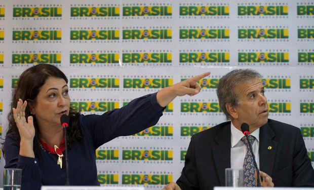 Ministra de Agricultura de Brasil Kátia Abreu y ministro de Puertos.