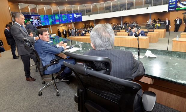 Sessão ocorreu com portas fechadas, após invasão de grupo contrário aos projetos. (foto - Alego)