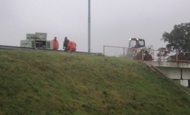 El Gobierno de Santa Fe comenzó a trabajar en el puente de la autopista que forma parte de la bajada a la localidad de Monje.