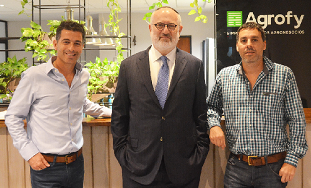 Eduardo Elsztain en las oficinas de Agrofy junto a Alejandro Larosa y Maxi Landrein, co-fundadores de la empresa.