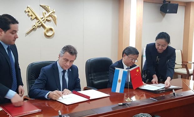 El ministro de agroindustria, Luis Etchevehere, firma el acuerdo de protocolos en China.