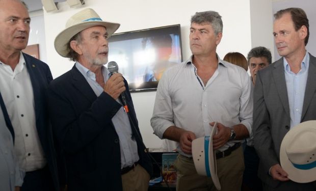 El ministro Ricardo Buryaile junto al presidente del Banco Nación en el primer día de la feria Expoagro.