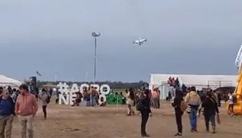 Tragédia: avião cai durante abertura de evento agro na Argentina 