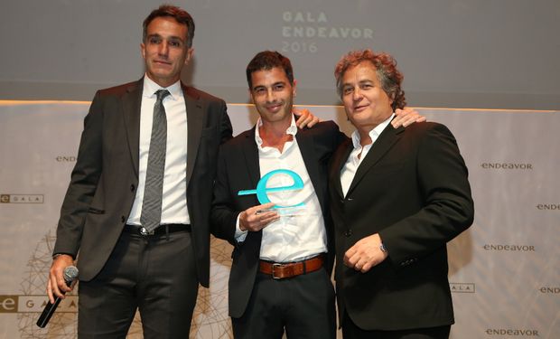 Alejandro Larosa (centro), recibiendo el premio al emprendedor del año.