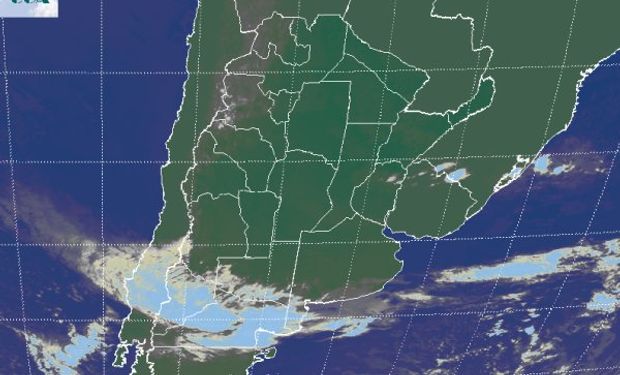 La foto satelital muestra la banda nubosa asociada al avance de un sistema frontal que tendrá escasa actividad en la región pampeana.