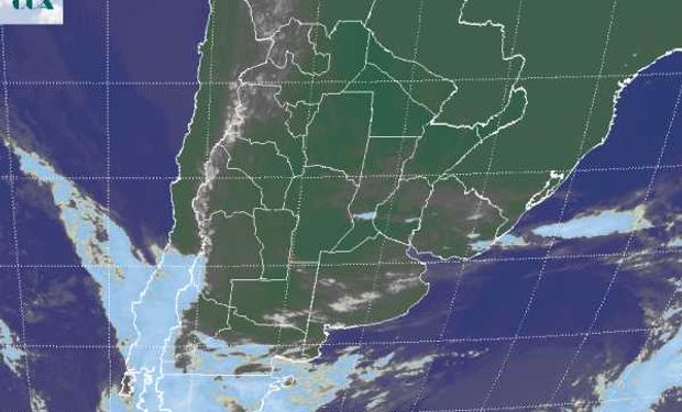 La foto satelital muestra vastos sectores con coberturas de nubes bajas que se extienden en diversas zonas de la región pampeana.