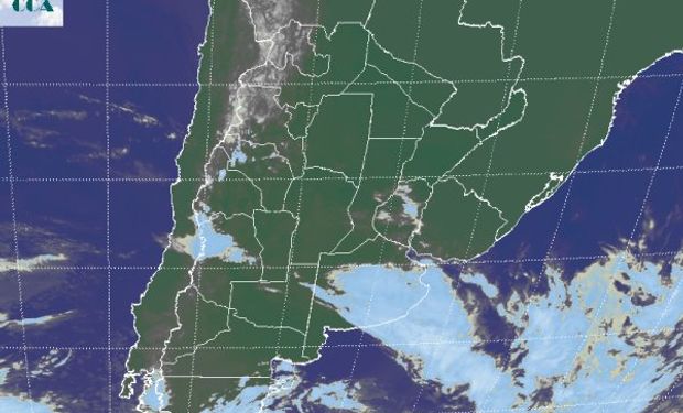 La foto satelital presenta coberturas nubosas sobre el sudeste de BA, las cuales evolucionan de la perturbación que se observaba ayer en el norte de la Patagonia.