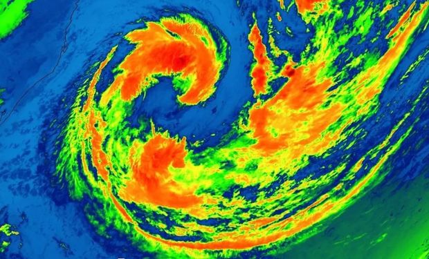 Imagem do satélite meteorológico GOES-16 da tempestade tropica Akará em alto-mar a leste do RS e de SC
