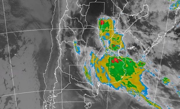 La foto satelital muestra una extendida y homogénea cobertura marcando el avance del sistema frontal sobre LP y BA, luego de una franja de transición más desorganizada, se arriba a un sector donde se observan tormentas dentro de la masa de aire cálido.