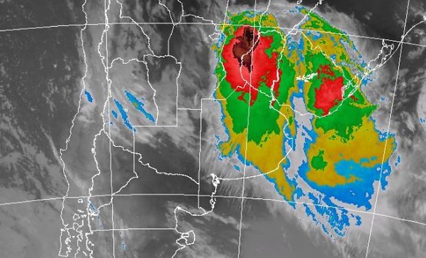 En la foto satelital, se presenta un núcleo de tormentas muy destacadas sobre el centro de SF, que avanza sobre el oeste entrerriano.