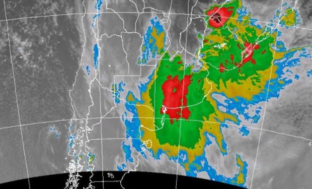 Sobre el área de cobertura se desarrollan tormentas, algunas fuertes.