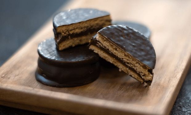 Prohíben la comercialización de una marca de miel, alfajor de chocolate y crema helada