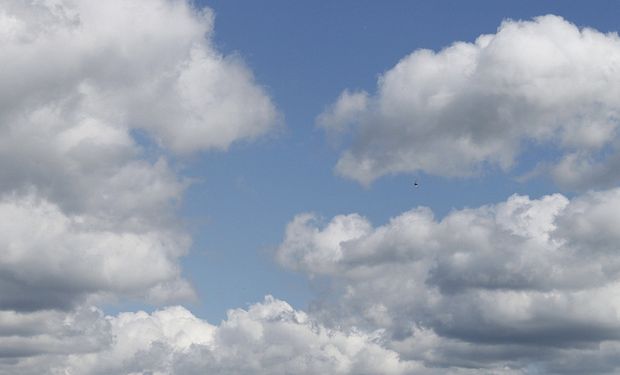 Cielo algo a parcialmente nublado