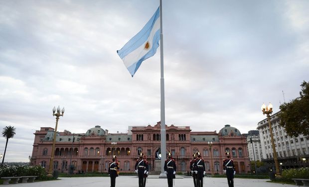 Cuántos m2 de algodón tiene la bandera que flamea en Plaza de Mayo