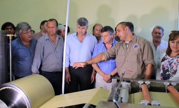 El ministro de Agroindustria participó de la inauguración de la estampadora de cera en la localidad de Villa Angela.