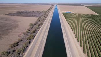Usan campos en desuso para almacenar agua y contrarrestar la sequía