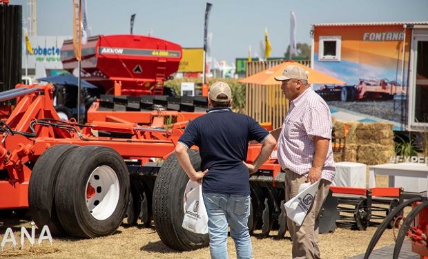 Pesos vs. dólares: en qué moneda conviene tomar un crédito para el agro