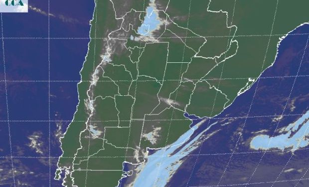 En la foto satelital solo se destaca algunas nubes de mayor desarrollo sobre la costa bonaerense.