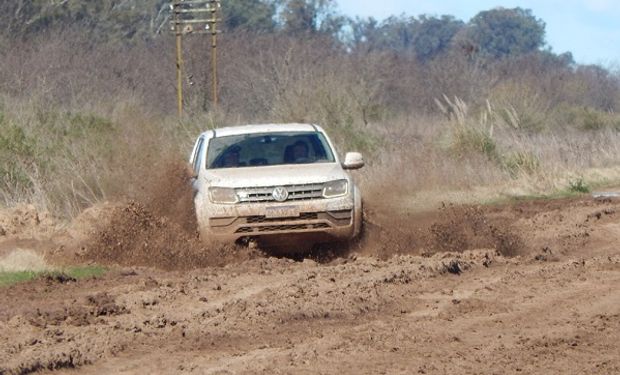 Volkswagen Amarok trasitando caminos rurales.