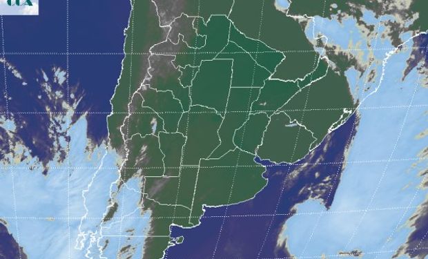 La foto satelital presenta a gran parte del país ubicado entre dos perturbaciones.