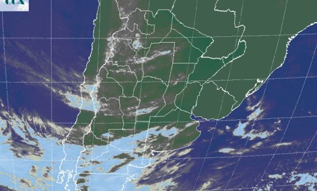En la foto satelital puede apreciarse que las coberturas nubosas, aunque poco desarrolladas, comienzan a desplegarse desde el oeste.